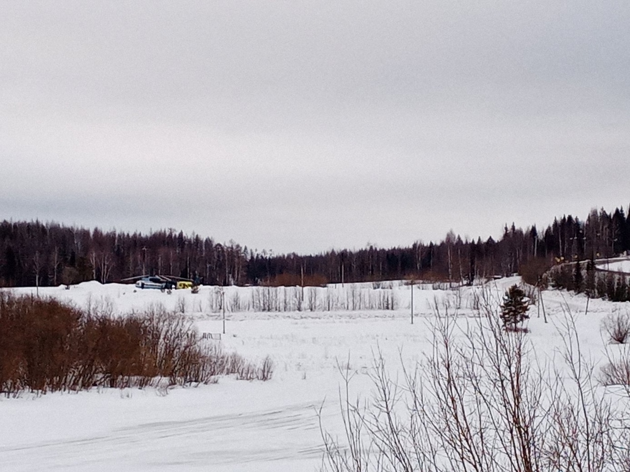Девочек, которые пострадали в автокатастрофе на трассе в Коми, доставили на вертолете в Сыктывкар