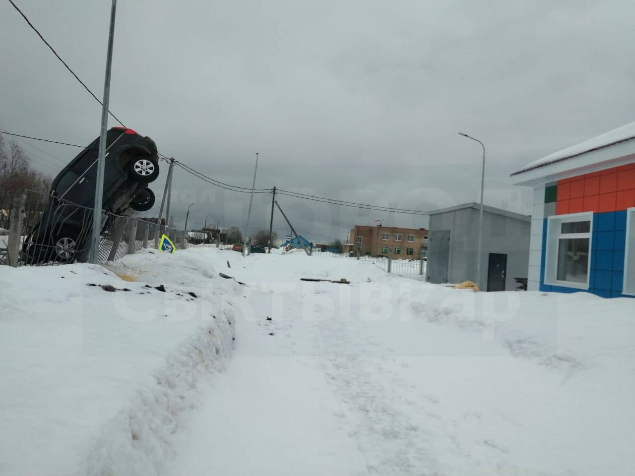 В Коми водитель внедорожника перелетел через двухметровый забор