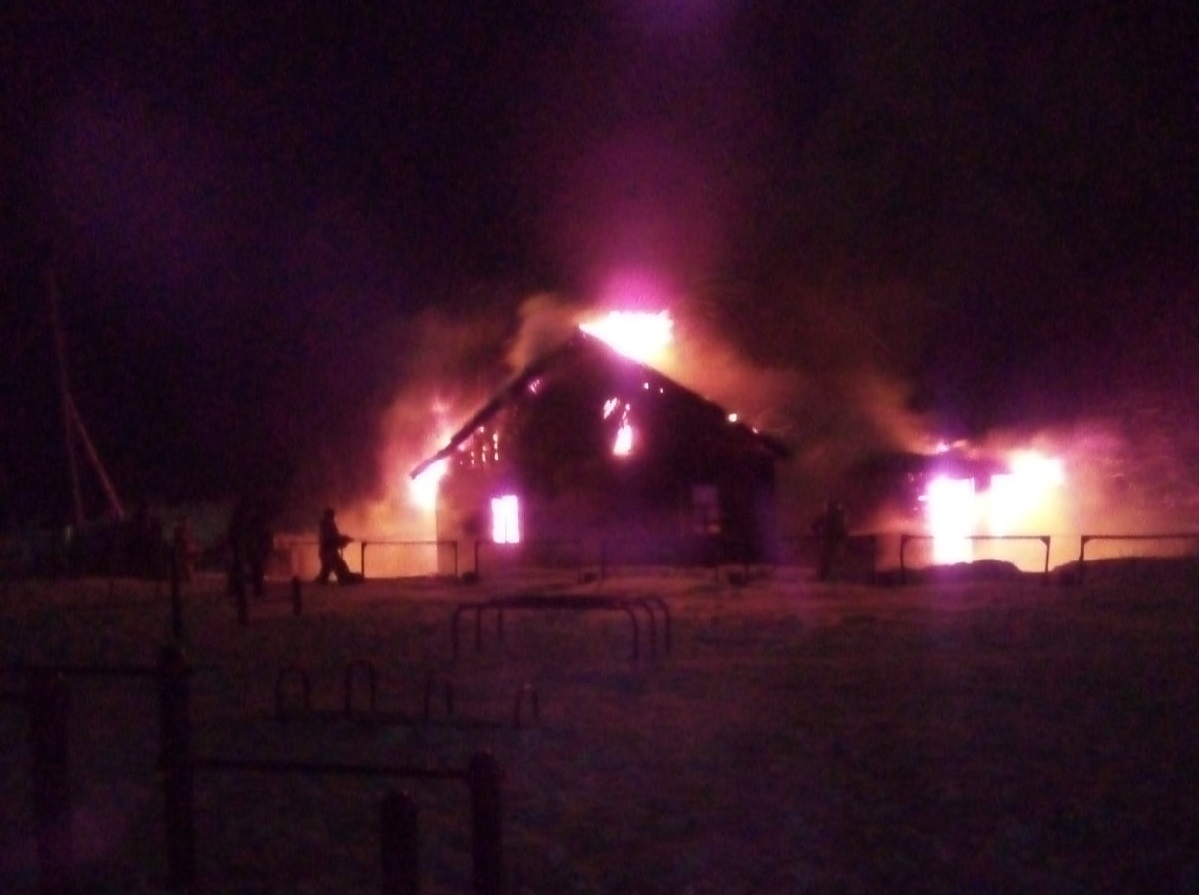 В Коми из пылающего здания спасли пенсионера