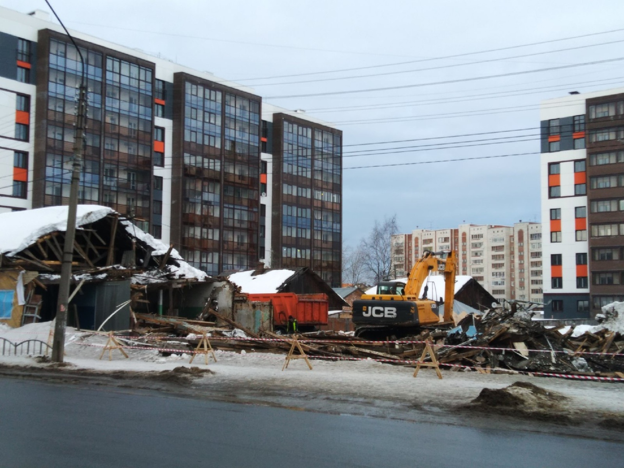 Старое здание, которое завесили баннером с окнами в Сыктывкаре, снесли (фото)