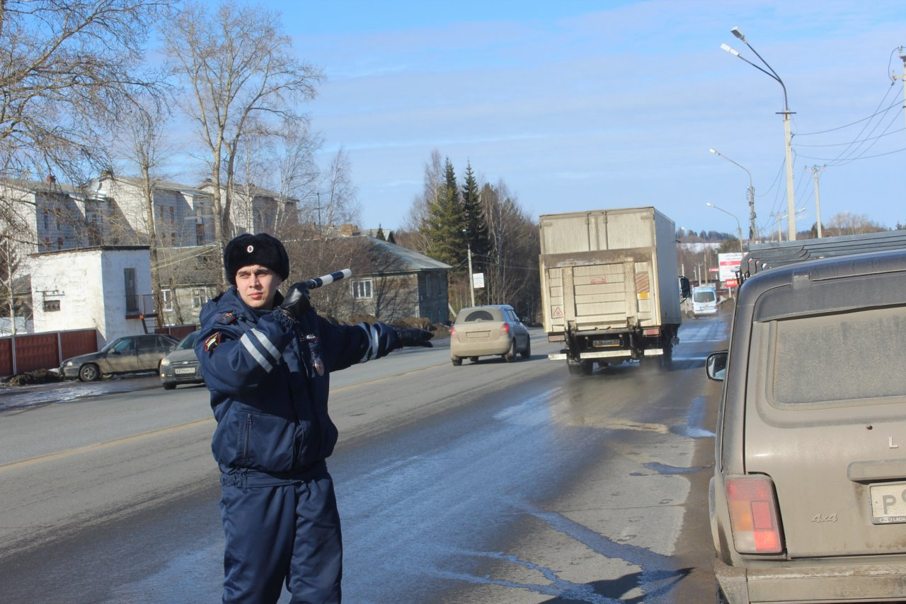На рейде ГИБДД полицейские заставили сыктывкарцев снять тонировку (фото)