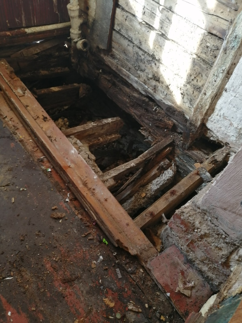 У сыктывкарки в квартире провалился пол и прорвало канализацию (фото)