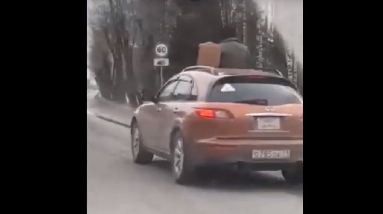 В Сыктывкаре батюшка окропил улицу святой водой из люка авто (видео)