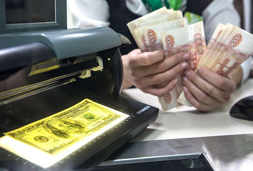 Сбербанк фиксирует пониженный спрос клиентов на наличные рубли и иностранную валюту