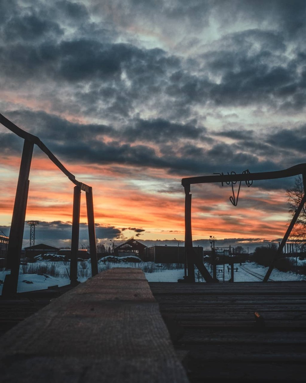 Фото дня в Сыктывкаре: оттенки костра и тлеющих углей в вечернем небе