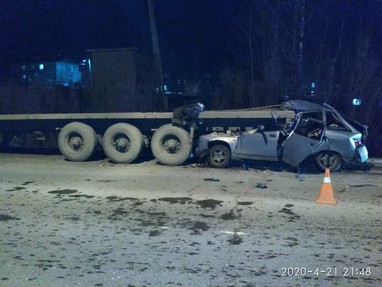 В Коми ВАЗ залетел под прицеп грузовика и превратился в груду железа