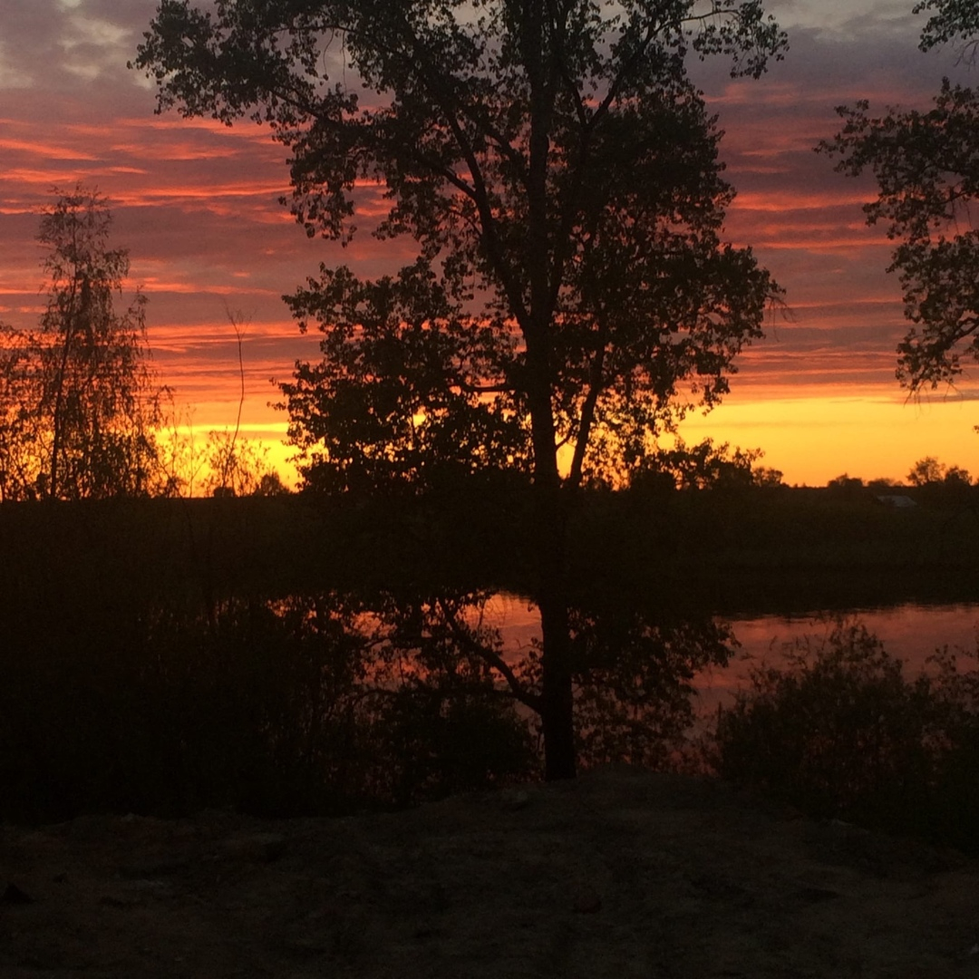 Фото дня в Сыктывкаре: завораживающий закат на берегу реки