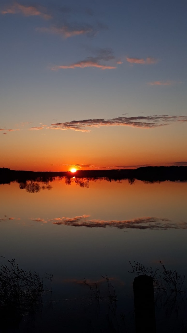 Фото дня в Сыктывкаре: огненное зазеркалье на берегу реки