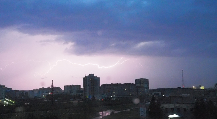Жителям Коми пообещали жаркие выходные с шквалистой грозой