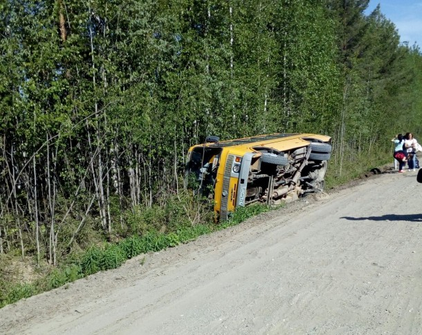 В Коми автобус, полный людей, опрокинулся в кювет (фото)