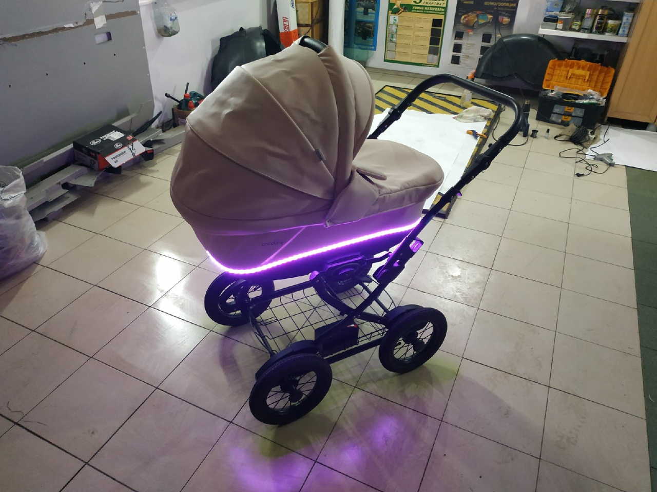 Сыктывкарцы удивили горожан волшебной сияющей детской коляской