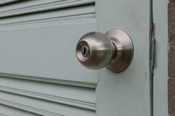 В Коми спасатели помогли маме попасть к маленькой дочери, которую закрыло одну в квартире