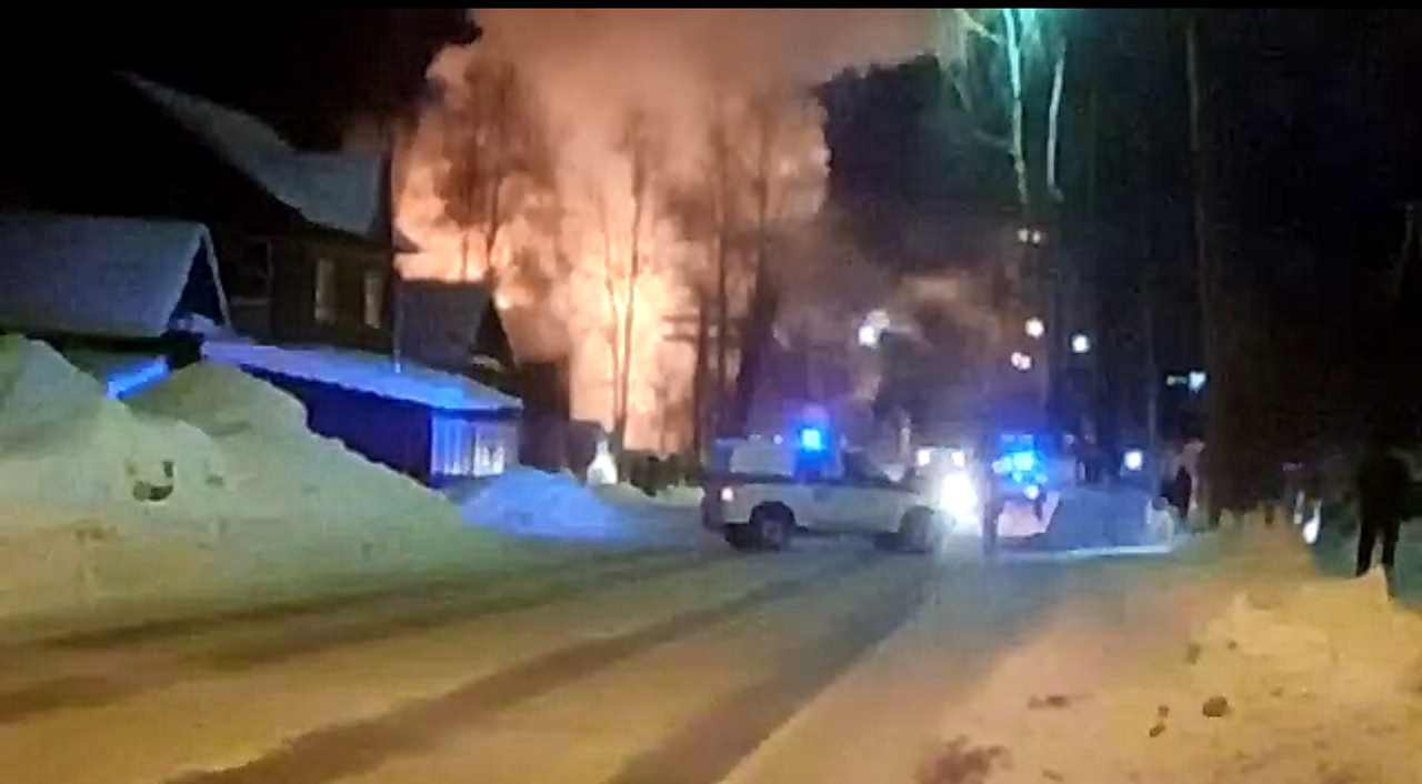 Ранним утром в Сыктывкаре полыхал жилой дом, есть погибшие