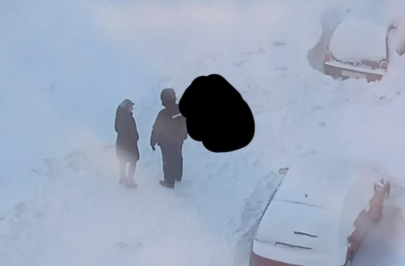 В Коми во дворе дома обнаружили тело женщины