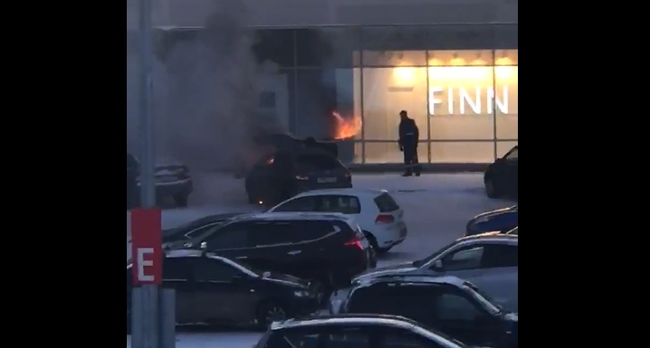 Возле известного сыктывкарского ТРЦ полыхало авто