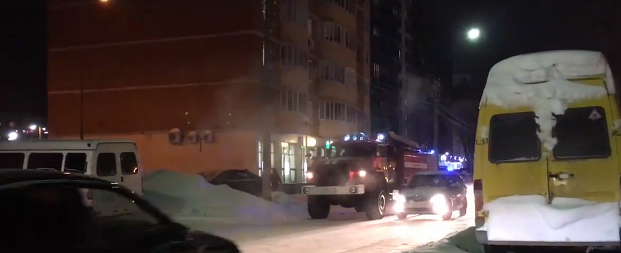 В Сыктывкаре оцепили банк в многоэтажке (видео)