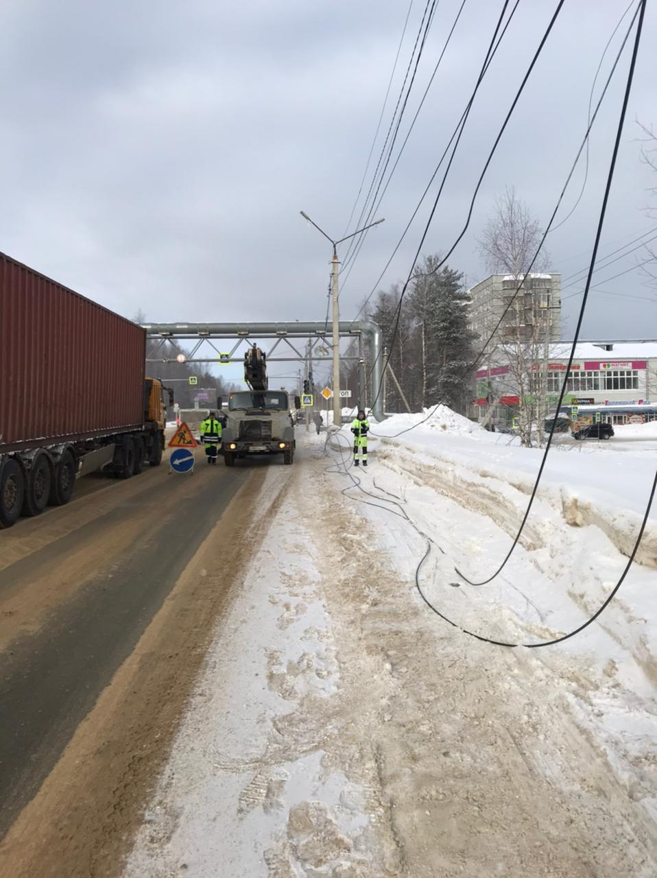 В Сыктывкаре лесовоз сорвал провода и «вырубил» три светофора