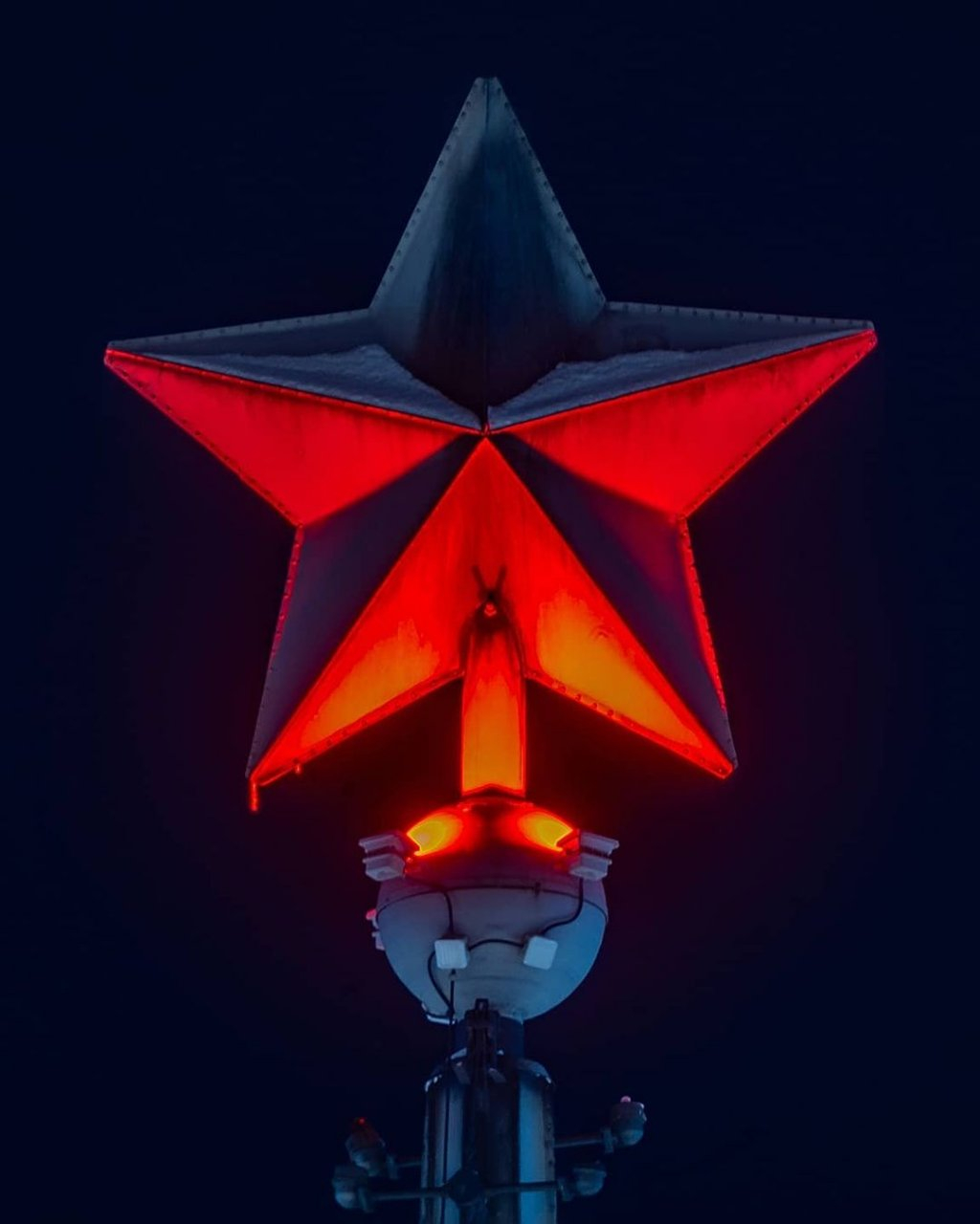 Фото дня в Сыктывкаре: алая звезда