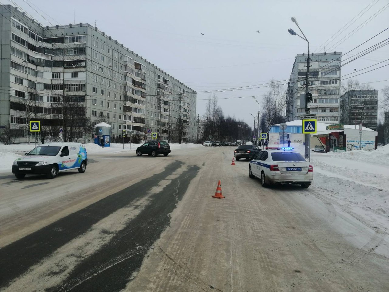 В «Орбите» сыктывкарка шла через дорогу и попала под машину