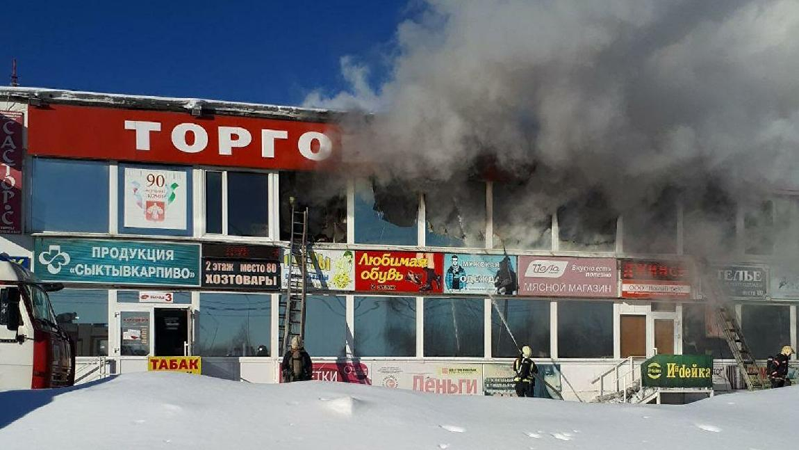 Прокуратура проверит, почему в Сыктывкаре загорелся рынок «Народный»