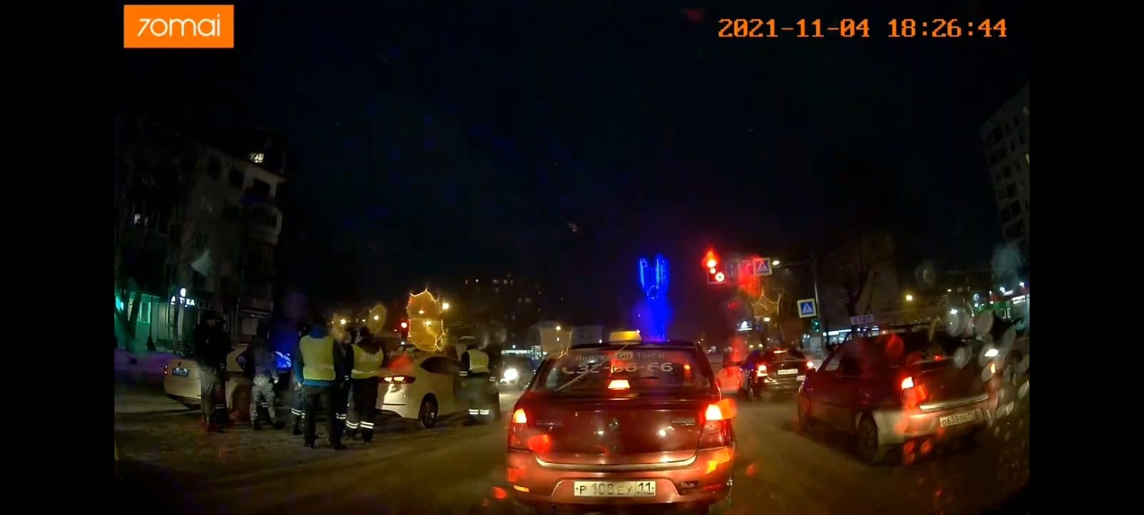 Около десятка полицейских с мигалками пытались вскрыть «Мазду» в центре Сыктывкара