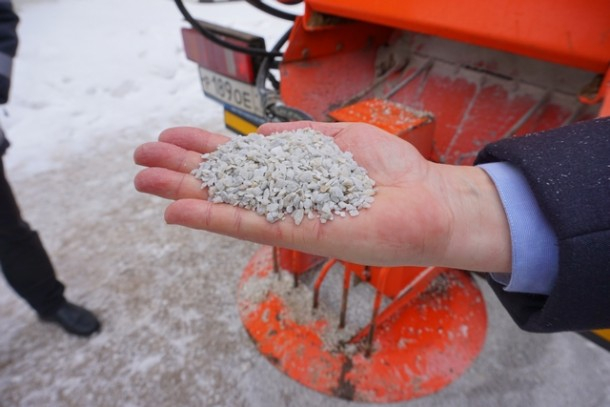 Улицы Сыктывкара начали посыпать мраморной крошкой