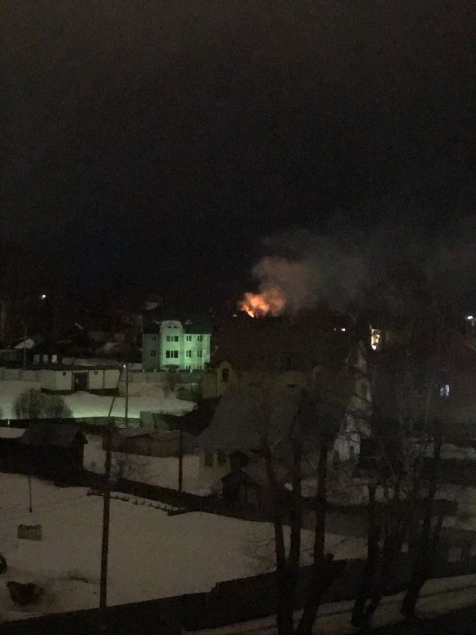 Париж в огне: в Сыктывкаре загорелся частный дом