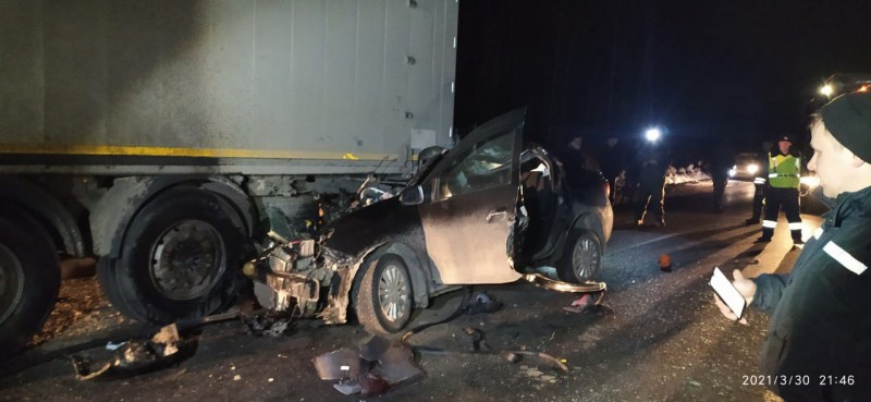 Житель Коми на «Логане» влетел в прицеп и получил страшные травмы