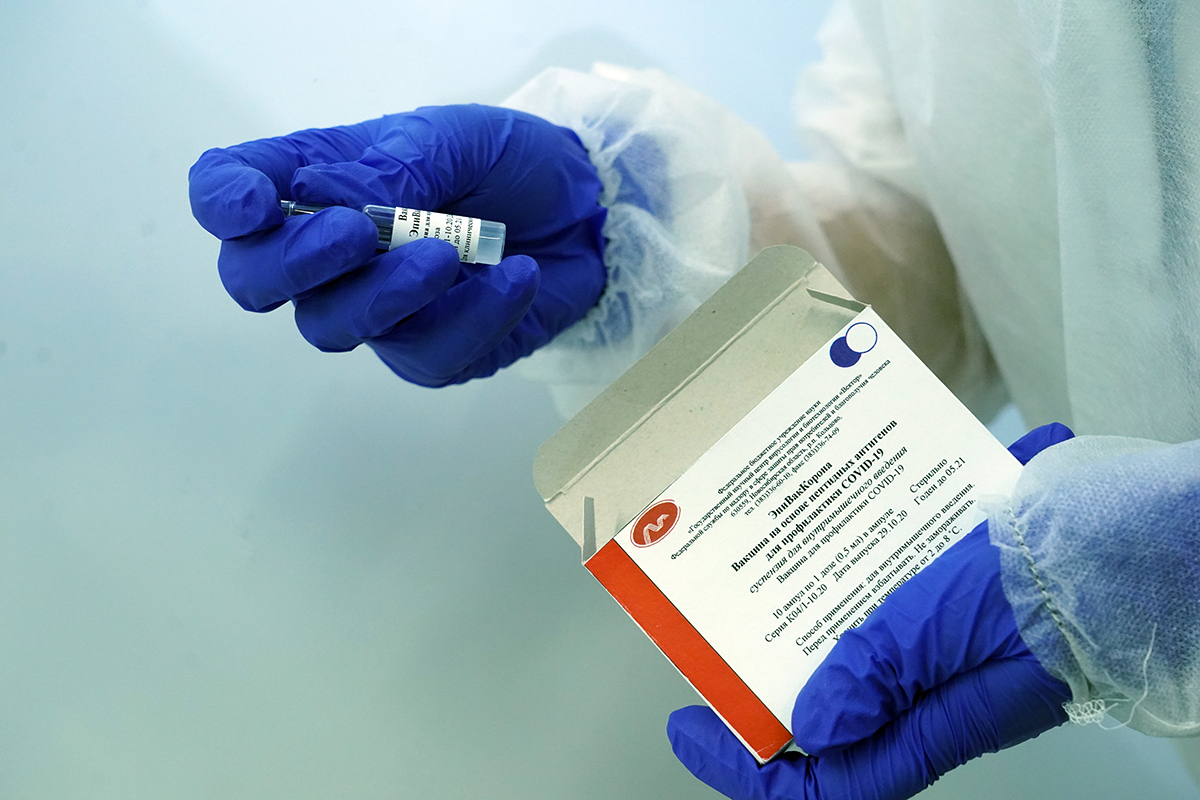 В России изменятся правила вакцинации для учителей и медиков