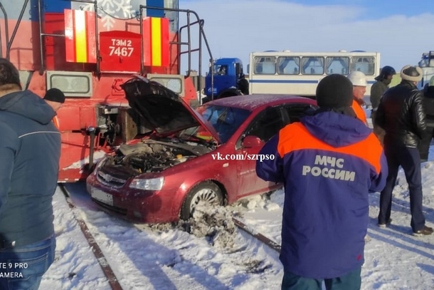 В Коми тепловоз протаранил легковушку