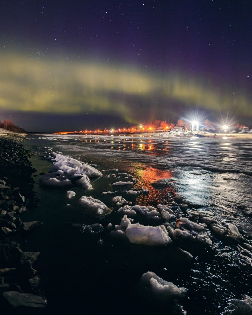 Фото дня: желтые сполохи озарили ночное небо над Сыктывкаром