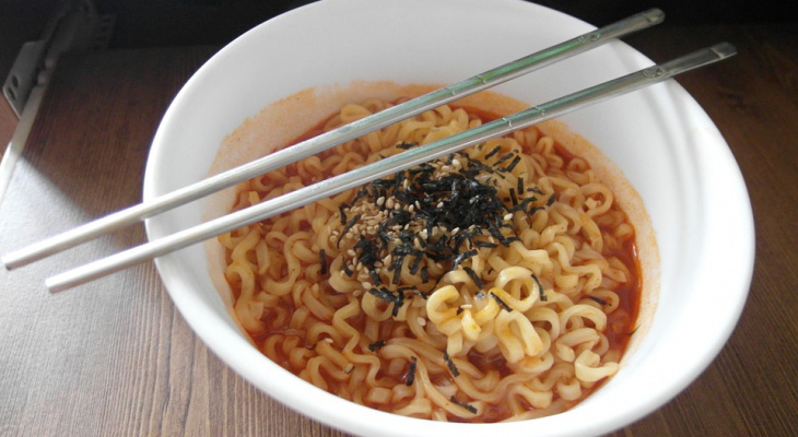 «Бичпакеты-убийцы»: чем опасна еда быстрого приготовления