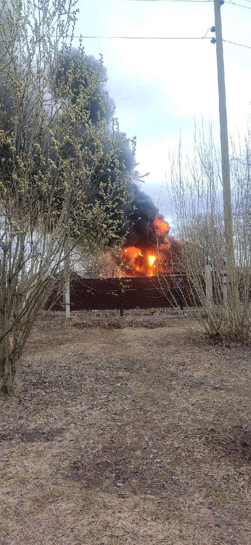 В сыктывкарском поселке полыхал частный дом