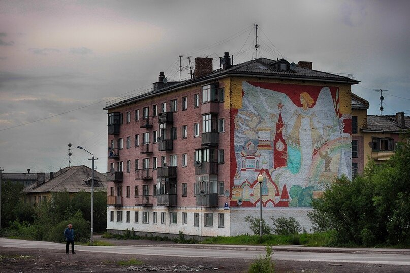 В Коми мальчик выпал из окна, пока его родители пили