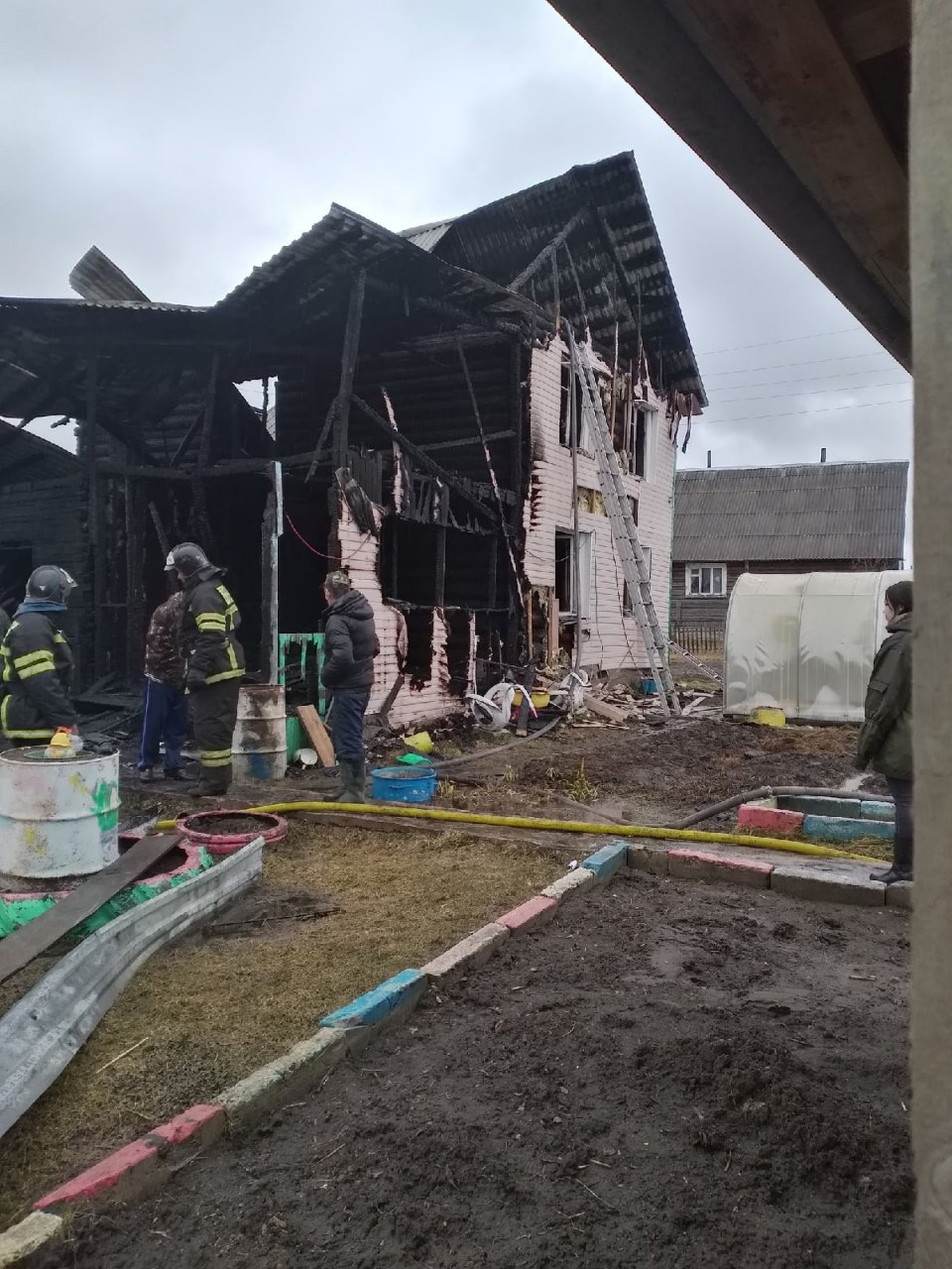 В Коми целая семья осталась на улице после разрушительного пожара