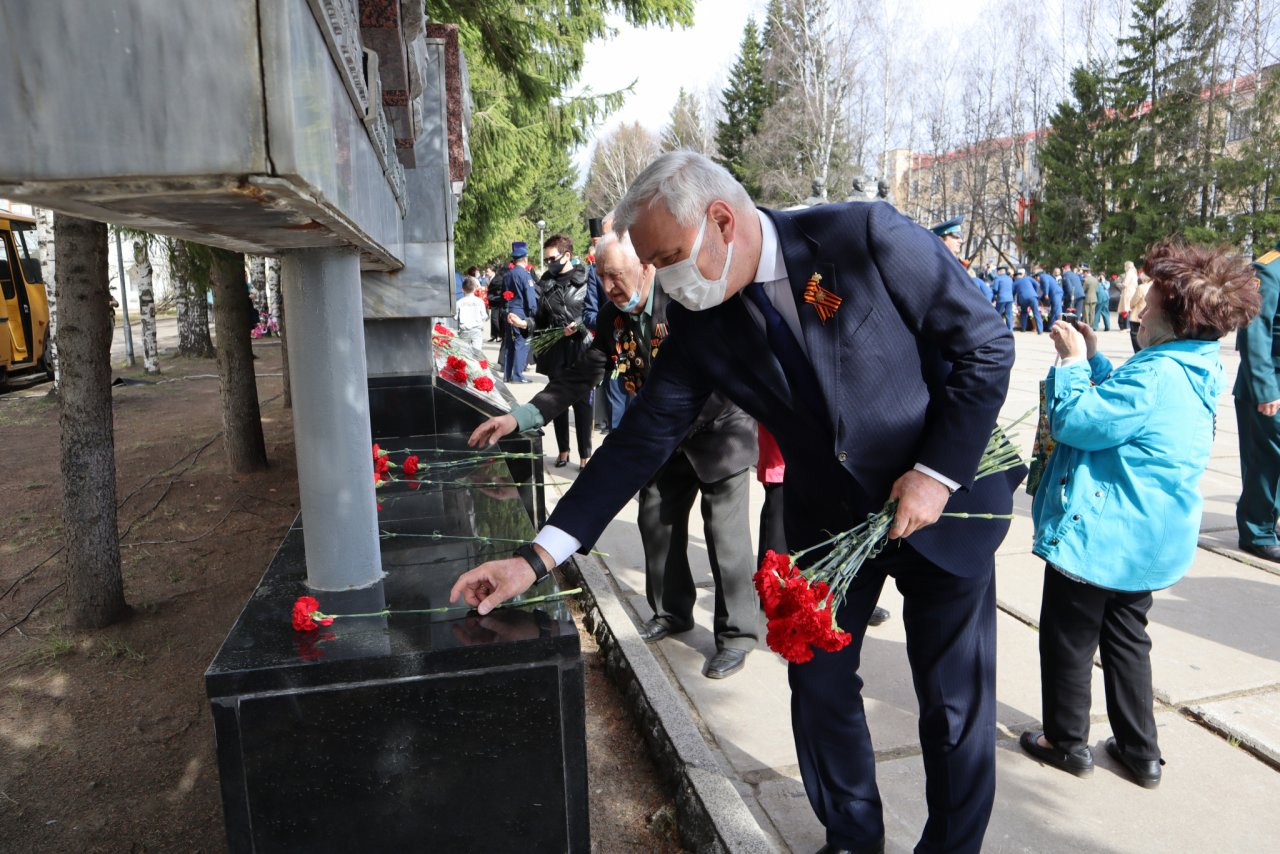 Глава Коми возложил цветы к Вечному огню