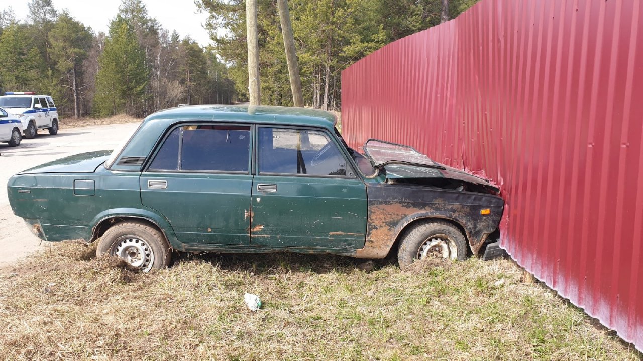 В Коми 16-летняя девушка на «Жигулях» протаранила забор