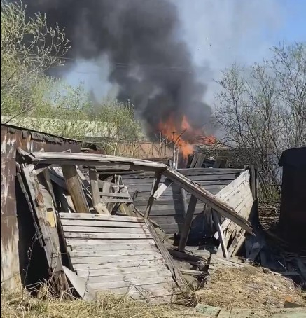В Сыктывкаре за вокзалом полыхали гаражи