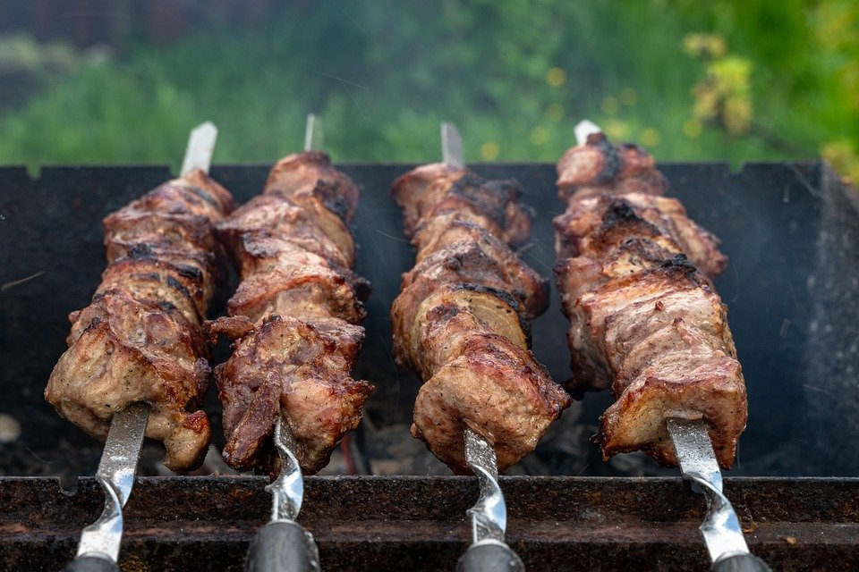 Лучше не рисковать: названы опасные маринады для шашлыка