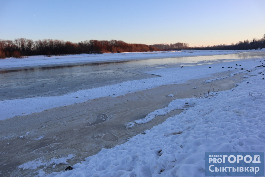 В Коми охотник провалился под лед: товарищи не смогли спасти его