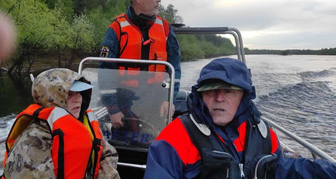 В Коми сотрудники МЧС спасли мужчину, который перевернулся в лодке