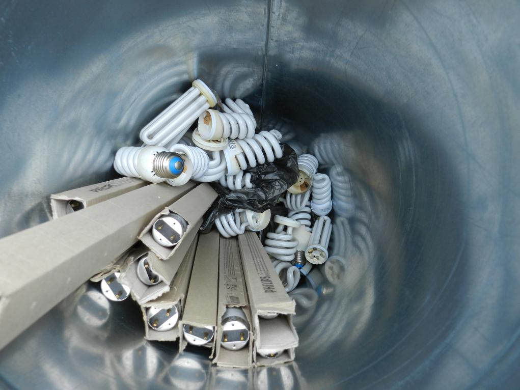 В Коми на окраине поселка обнаружили свалку экологически опасных ламп