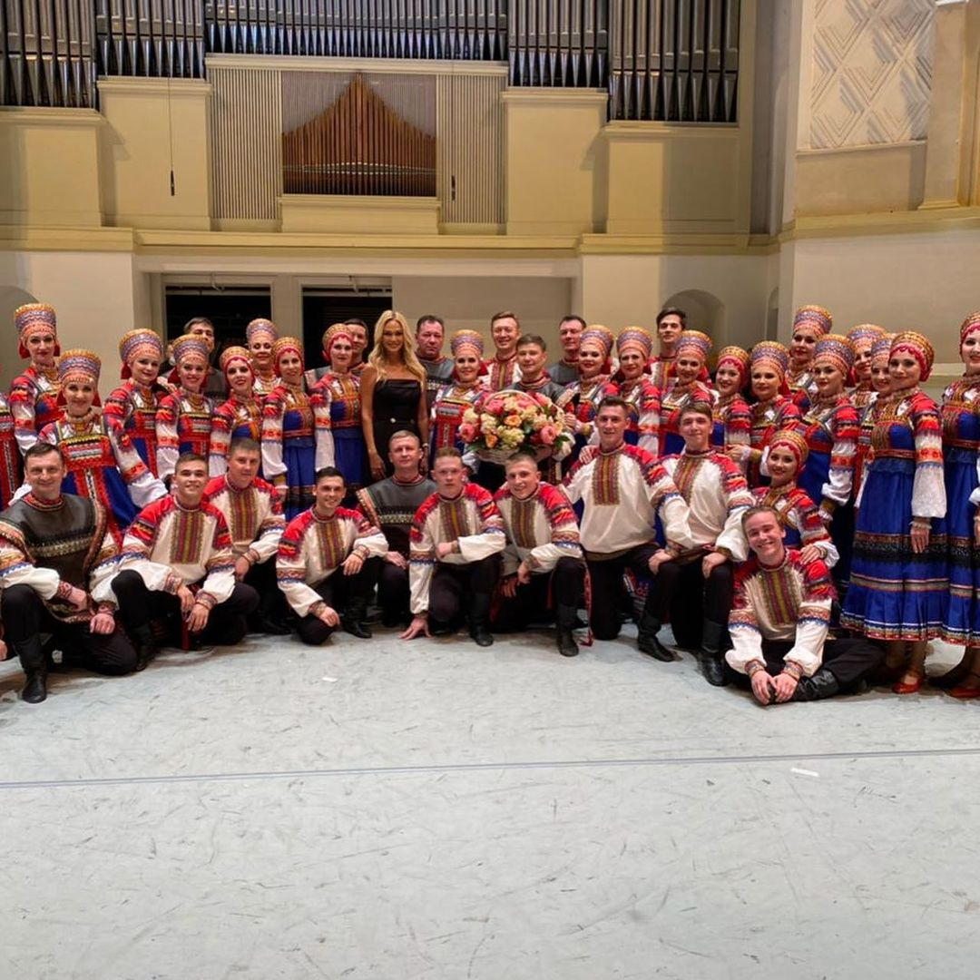 Виктория Лопырева подарила артистам из Сыктывкара цветы и пригласила на фестиваль российской культуры в Дубае