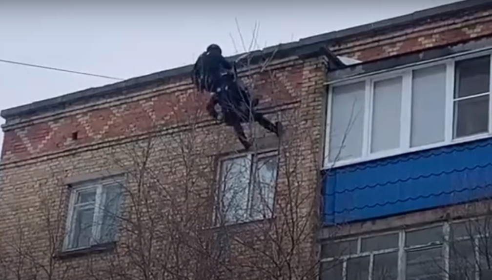 Влетели через окно: в Коми спецназ штурмом взял убежище наркоторговцев