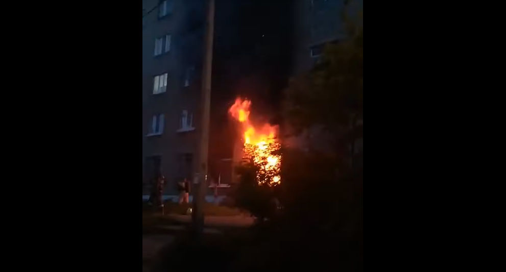 В Сыктывкаре полыхала квартира в жилом доме (видео)