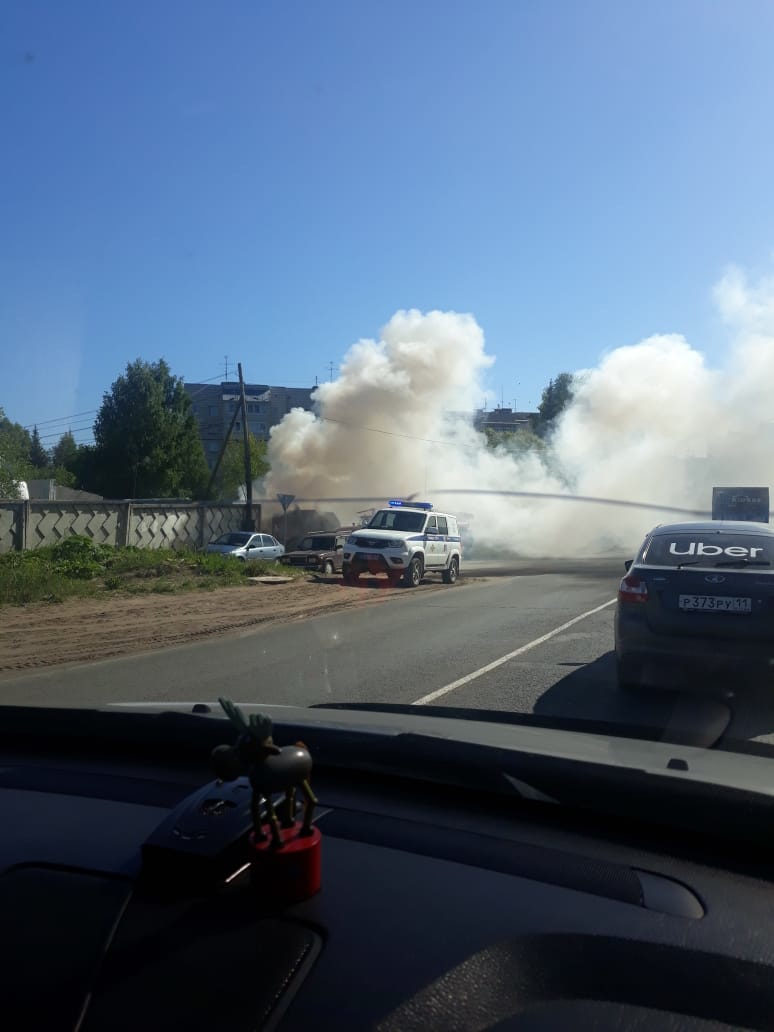 Утром в Сыктывкаре горел мусоровоз (фото)