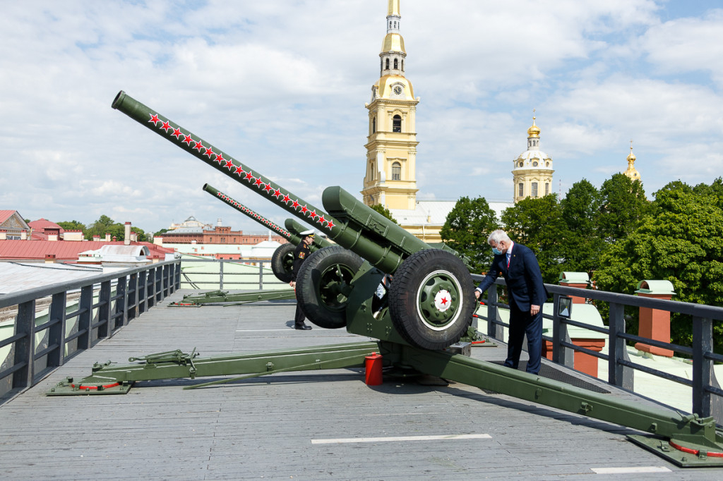 Владимир Уйба выстрелил из пушки, дав старт Дням Республики Коми в Санкт-Петербурге