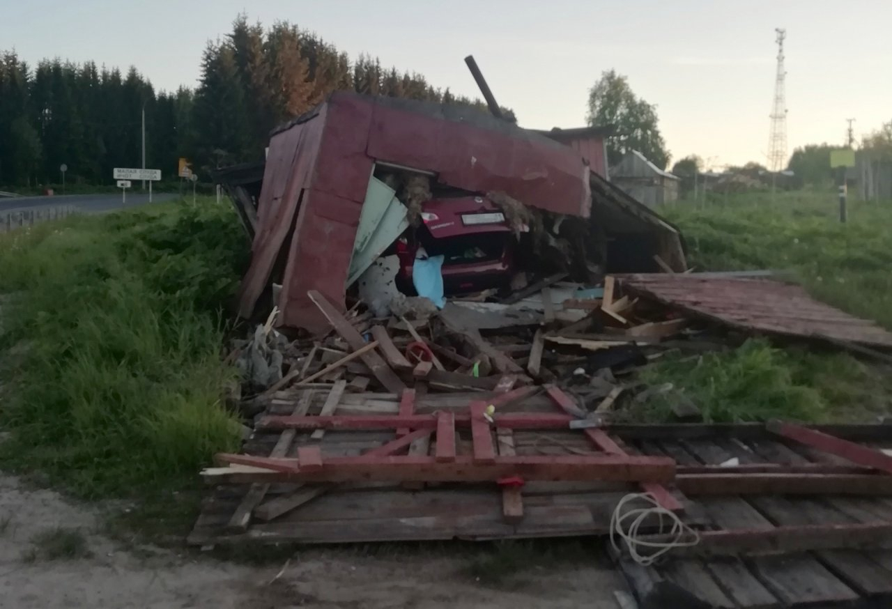 В Коми «Ниссан» разнес гараж
