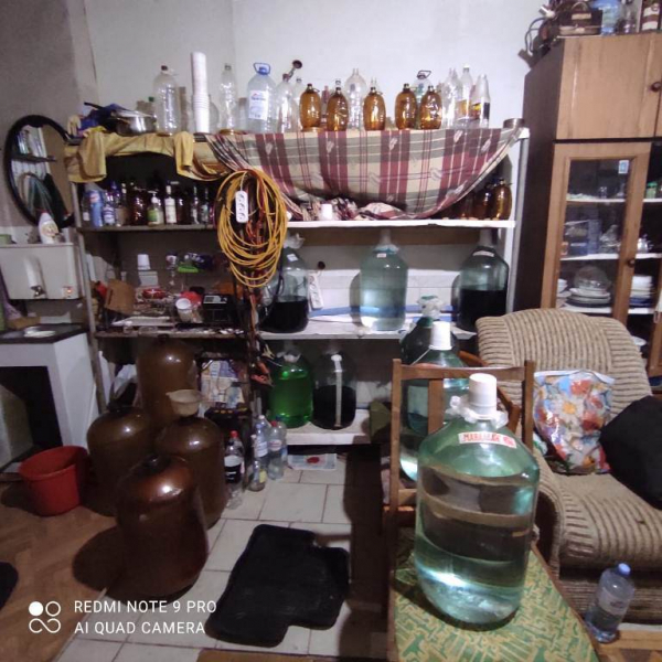 Как оригинал, только дешевле: в Ухте мужчина 5 лет продавал алкоголь в пятилитровках из гаража