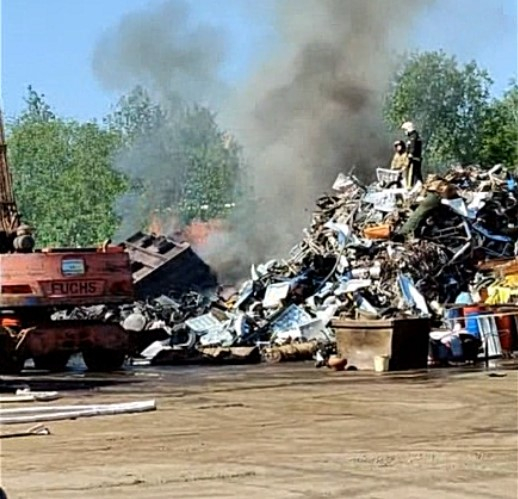 В МЧС озвучили подробности пожара в сыктывкарской промзоне